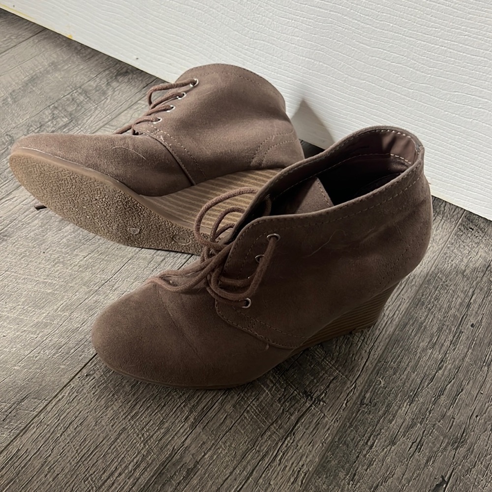 Size 6 AZ LAWRENCE wedges - gently used